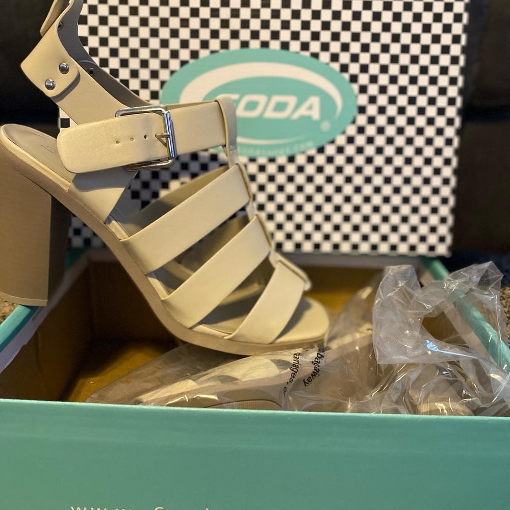 NWT IN BOX Soda Chunky Heels. Ivory. Size 10.